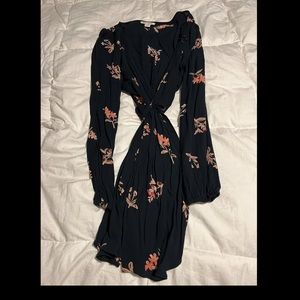 Billabong wrap dress. Worn once. Versatile and comfortable.
